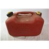 Image 2 : 2 Jerry Cans. (one is 1 Gallon the other is 4 Gallon)