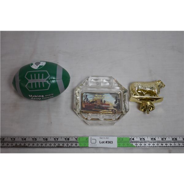 Moose Jaw Ash Tray + mini football/trophy topper