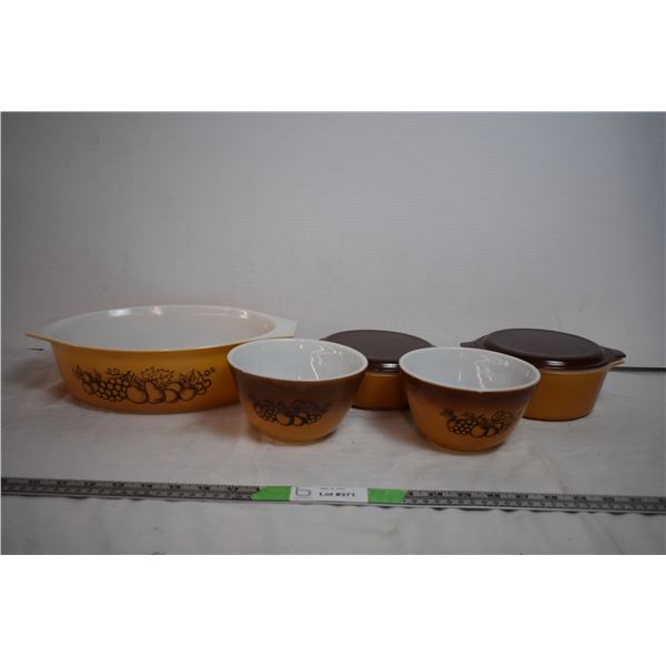 Set of Pyrex Dishes