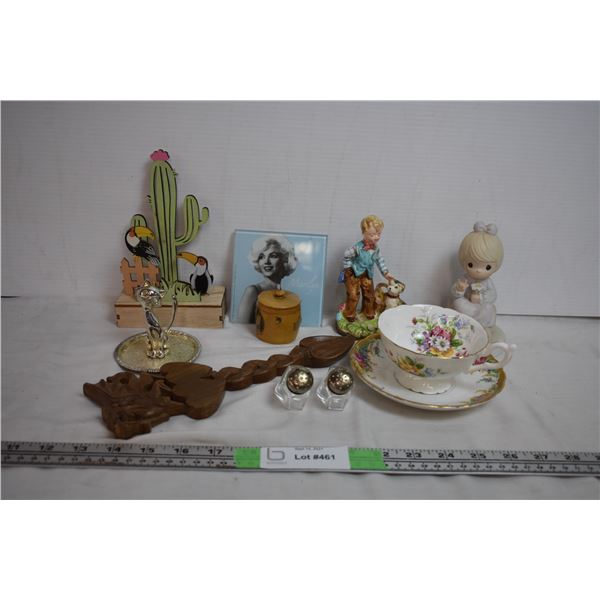 small salt/pepper shakers + ornaments lot