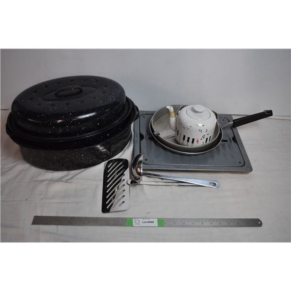 Kitchen related roasters + teapot