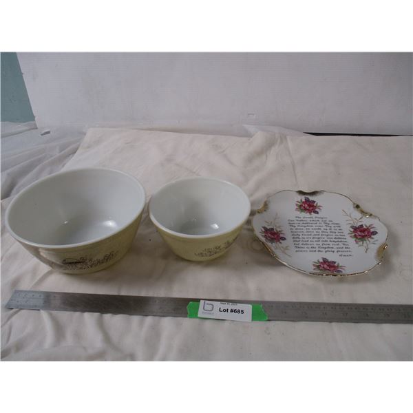 (2) Pyrex bowls plus decorative plate