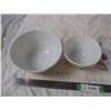 Image 2 : (2) Pyrex bowls plus decorative plate