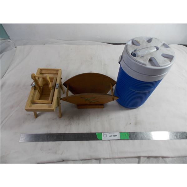 Rubbermaid Drink cooler + mail holder + some other misc item