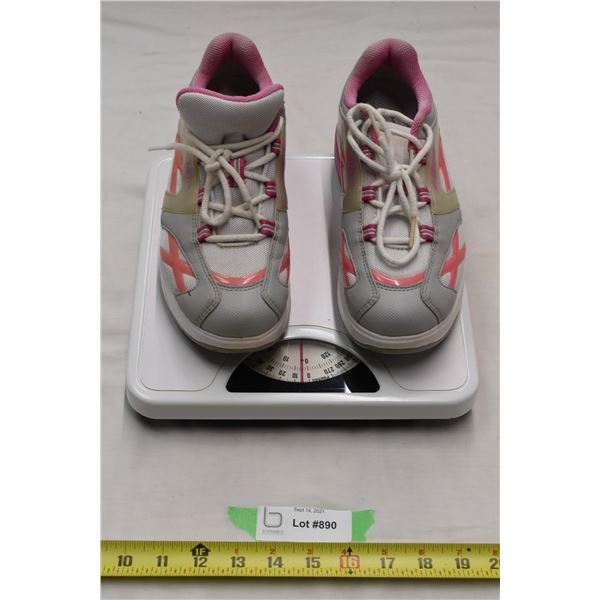 MBT footwear size 7 women + bathroom scale (max 270lb)