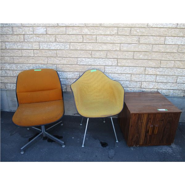 2 chairs + end table