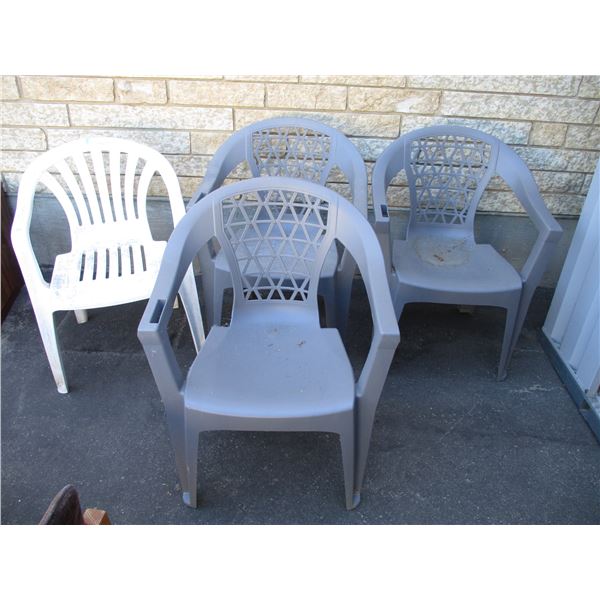 4 plastic lawn chairs