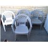 Image 1 : 4 plastic lawn chairs
