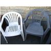 Image 2 : 4 plastic lawn chairs