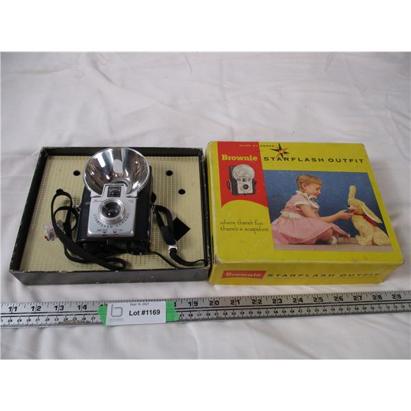 Vintage Brownie starfash camera in original box
