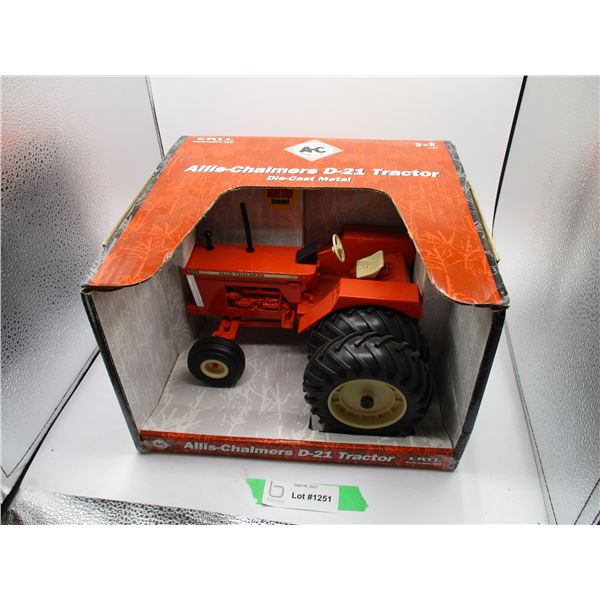 Ertl 1/16 Scale Case Allis Chalmers D-21 Tractor (NIB)