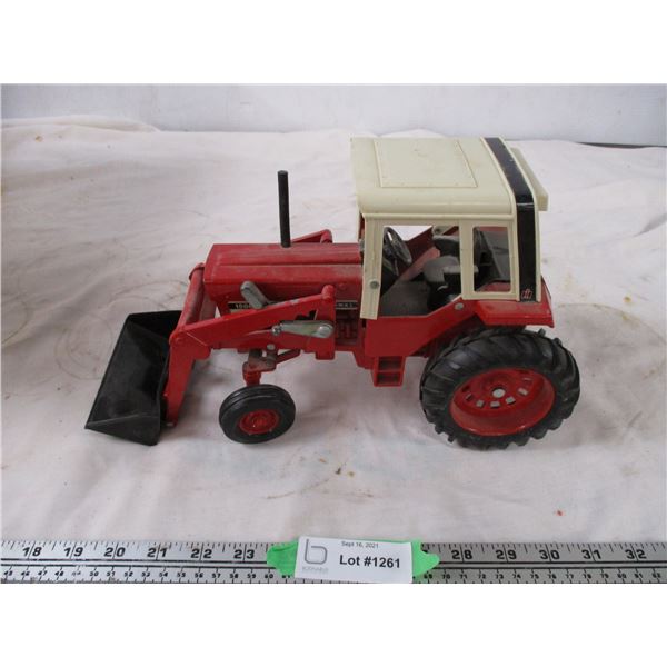 international 1586 Tractor with loader (ertl - total length 13")