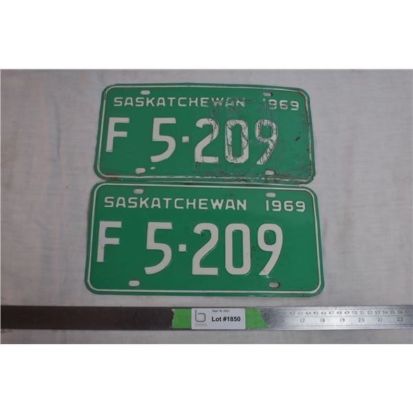 1969 Sask Farm Plate pair