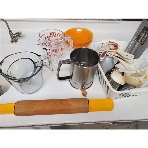 Pyrex and Baking Set