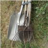 Image 2 : BUNDLE OF GARDEN TOOLS, RAKE, FORK, SHOVEL, ETC., SCOOP SHOVEL BROKEN