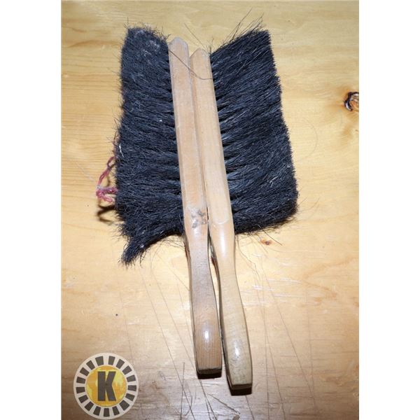 PAIR OF DUST BRUSH