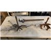 Image 1 : LOBSTER 2 FOOT LONG ADJUSTABLE WRENCH AND VICES