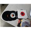 Image 8 : 2 BASKETS OF SIZE 78 RECORDS AND BOX OF SIZE 45 RECORDS