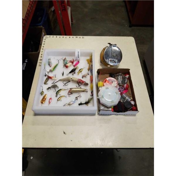 TRAY OF VINTAGE FISHING LURES, TACKLE AND ALVEY SALMON FISHING REEL