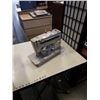 Image 1 : VINTAGE SINGER STYLIST 514 SEWING MACHINE