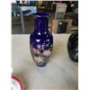 Image 2 : 2 EASTERN VASES AND 4 CUPS AND SAUCERS