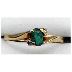 10K emerald ring with 2 diamond chips ( size 4 #2025840