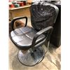 Image 2 : Hair Salon/Tattoo/Piercing adjustable height client chair
