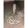 Image 1 : Heavy cast metal patio umbrella stand