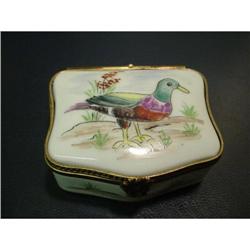 Authentic hand painted Limoges box signed  #2048975
