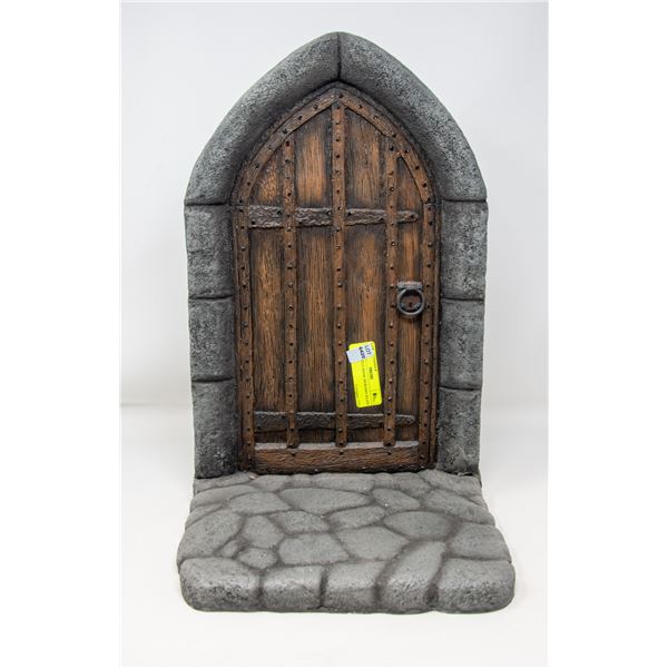 12 IN CASTLE DOOR DIORAMA REAIN