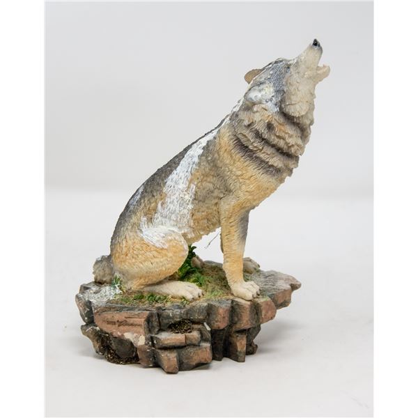 ARTIST PAINTED HOWLING WOLF STATUE