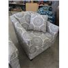 Image 2 : 2 Matching Upholstered LR Chairs