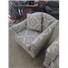 Image 3 : 2 Matching Upholstered LR Chairs