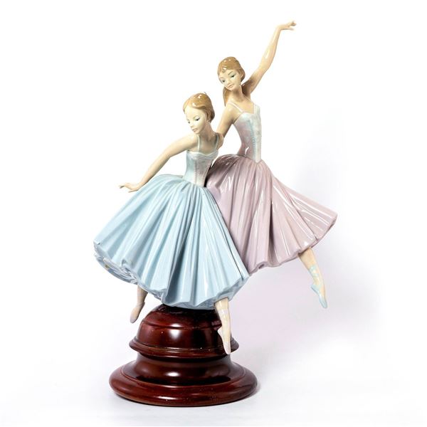 Act II with Base 1015035 - Lladro Porcelain Figurine