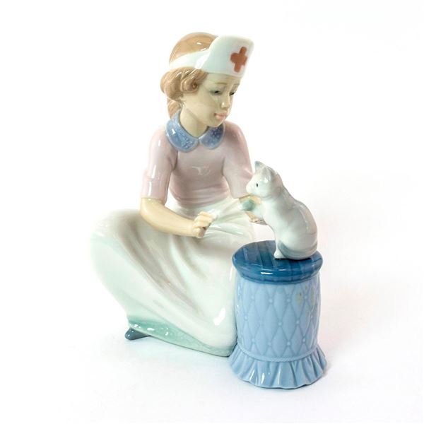 Loving Care 1006087 - Lladro Porcelain Figurine