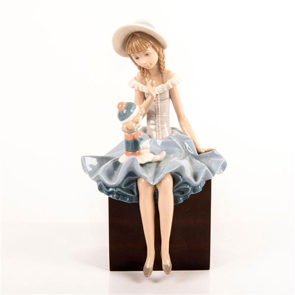 Suzy and Her Doll 1001378 - Lladro Porcelain Figurine