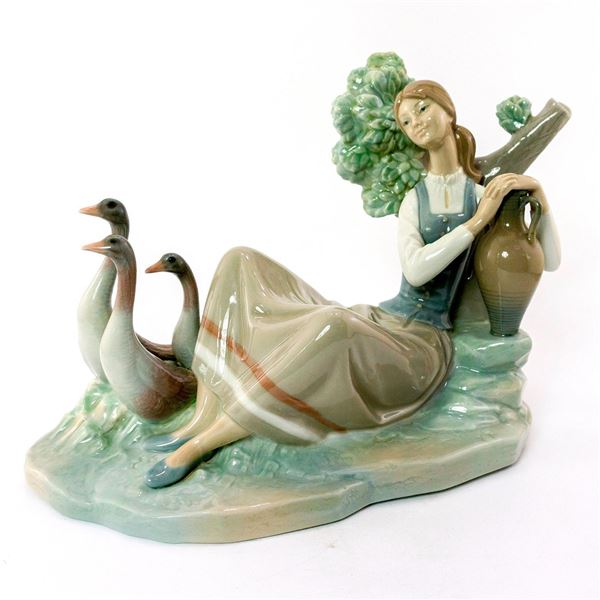 Woman Carrying Water 1001212 - Lladro Porcelain Figurine