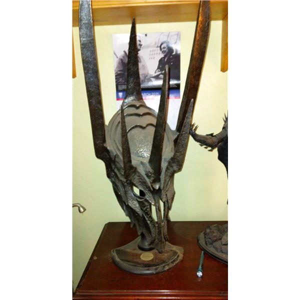Read :Amazing Private Collection of Lord of The Rings Collectibles
