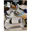Image 7 : LARGE TABLE LOT: KITCHENWARE, GLASSWARE, TABLEWARE, DECOR, MORE