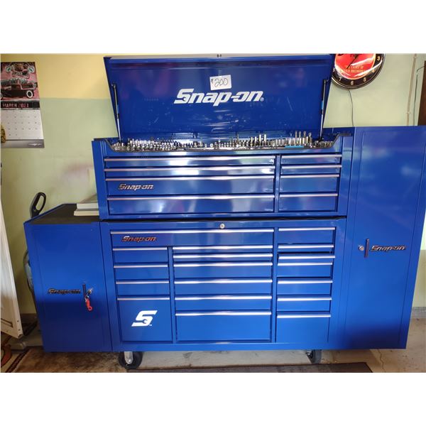 4 PC LIKE-NEW ROLLING SNAP-ON TOOL BOX, SHOWROOM CONDITION (LOOKS NEW)