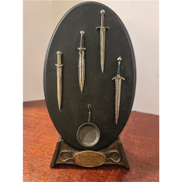The Arms of the Hobbits Collection 1 Plaque w/Stand-  Frodo, Pippin,Merry,Sam Weapons, 10"
