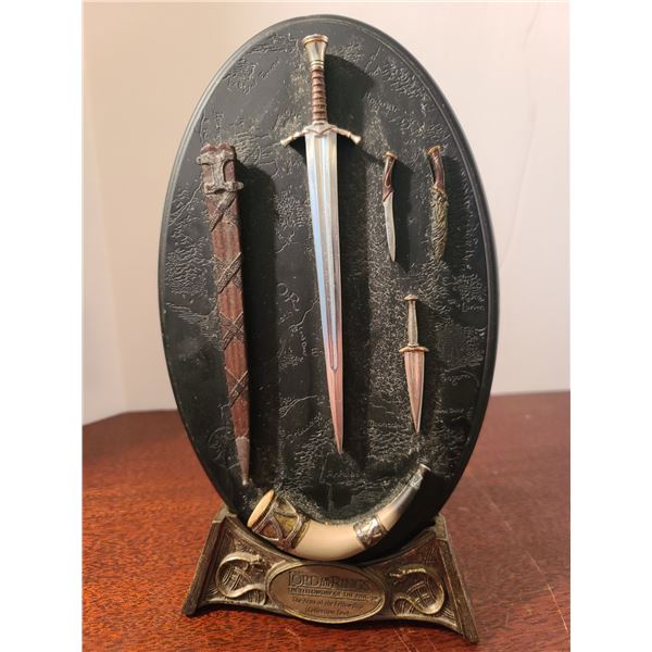 The Arms of the Fellowship collection 2 Plaque wStand- Boromir, Pippin, Dirk, Merry Weapons, 10"
