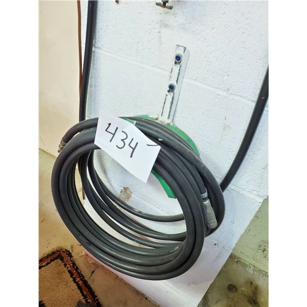 AIR HOSE W/ ENDS AND WALL MOUNT