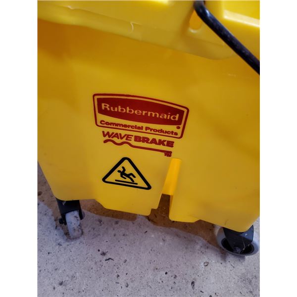 RUBBERMAID COMMERCIAL MOP BUCKET ON WHEELS