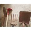 Image 2 : 2 Shovels / Hoe /Pitchfork