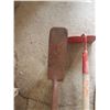 Image 3 : 2 Shovels / Hoe /Pitchfork