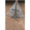 Image 3 : 2 Shovels + 3 Rakes