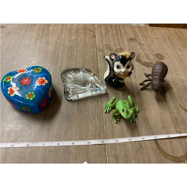 Lot Figurine frog, skunk, bug, glass frog dish, heart shaped covered dish