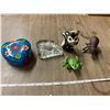 Image 1 : Lot Figurine frog, skunk, bug, glass frog dish, heart shaped covered dish