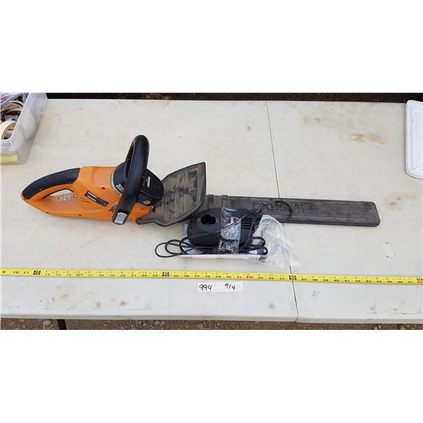 Worx Cordless Hedge Trimmer / Bat & Charger (Working)